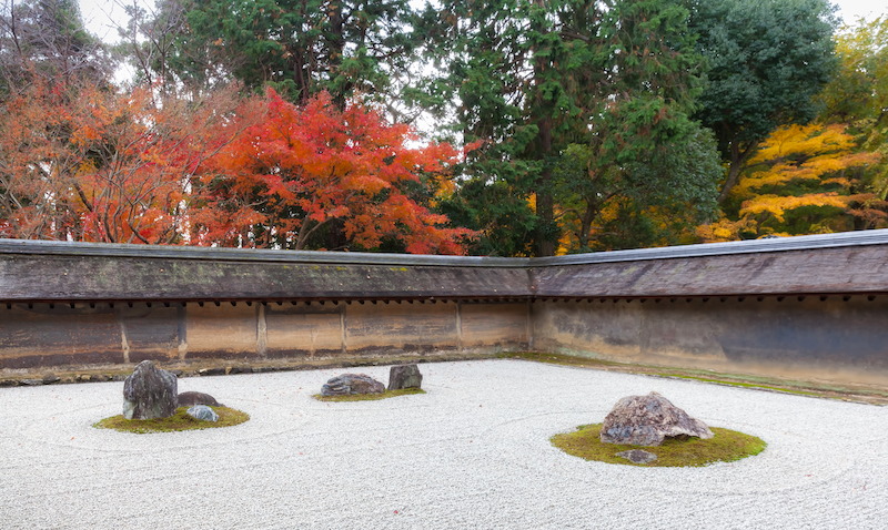Grint wordt vaak gebruikt om water te symboliseren in een Japanse tuin