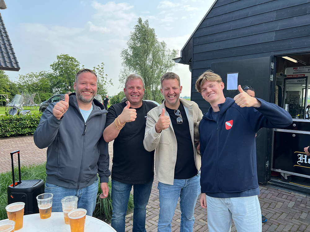 Verbroedering tussen dealers op de Young Holland Koi Show met links: Wiechert Fuit van Intakoi, Andre de Groot van Interkoi Ameide, Rick Veldhoven van Veldhoven Koi farms en Siebe van Tilburg van The Koi Page