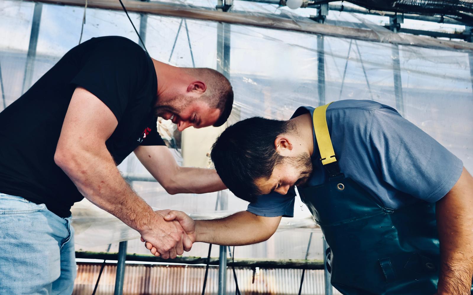 Dit zijn beelden die we representatief voor de hobby vinden; de storytelling die we zoeken. Een verhaal van eerbied en respect. Arjan Bremer en Takumi Miya van de Miyatora Koi Farm tonen elkaar het diepste respect na een succesvol Azukari traject.