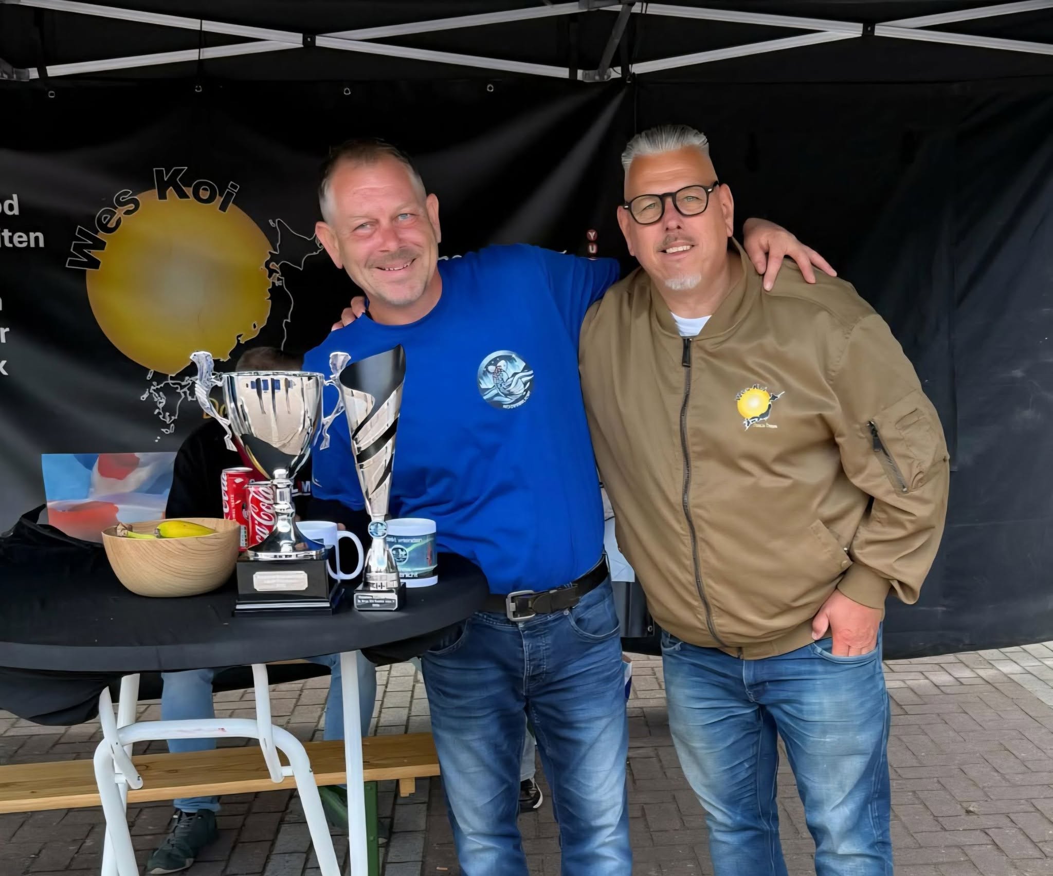 John de Leur berfoto bersama Martijn Jansema dan trofi Adult Champion Award.