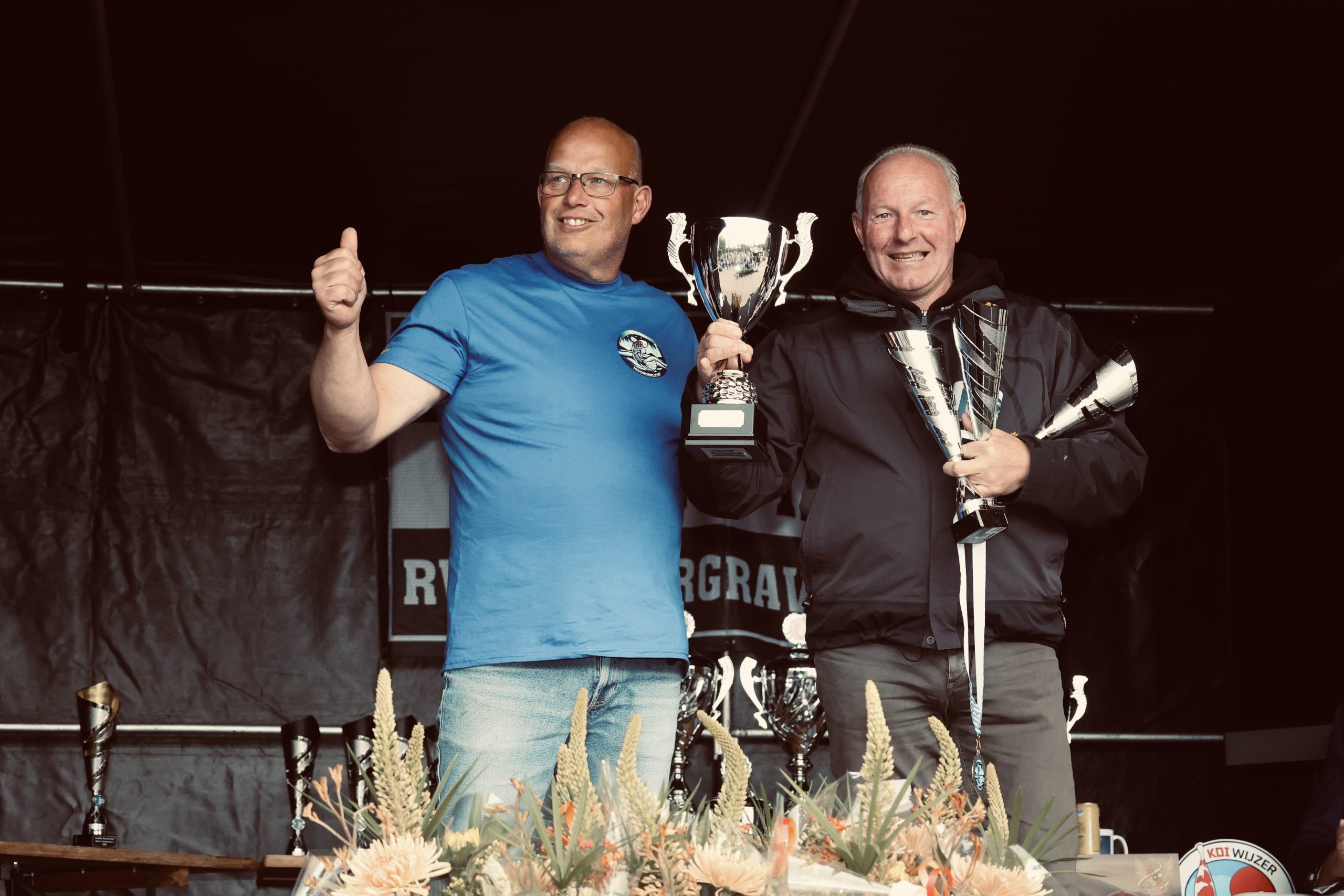 Filip Poppe berdiri di atas panggung bersama inisiator dan wajah utama acara tersebut; Peter Boetes, saat ia dengan bangga menerima gelar ketiganya untuk Kinginrin Chagoi sebagai Grand Champion B.